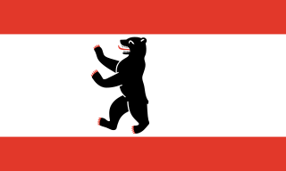 Fahne Berlin rot weiss mit Bär