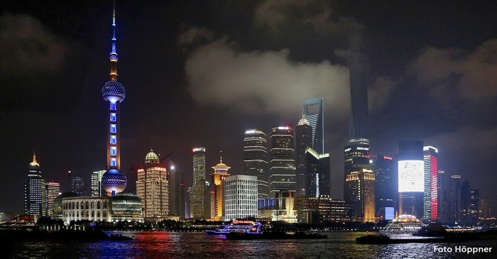 Die Skyline von Shanghai bei Nacht